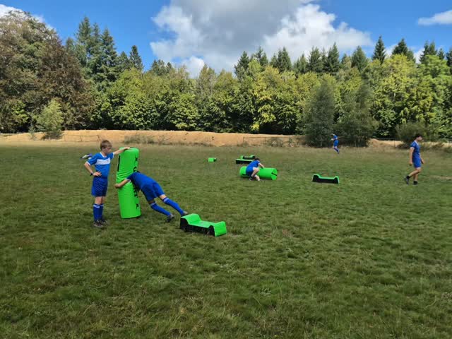 Travail d'enchaînement technique et physique pour les élèves du durant l'entraînement de 🏉